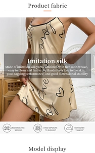 Détail d'une nuisette en soie artificielle dorée avec imprimé cœur Love et texture satinée