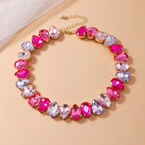 Détail du collier doré ajustable avec des pierres précieuses roses et violettes