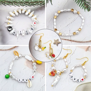 DIY Schmuckset mit unregelmäßigen Perlen und Anhängern für handgefertigte Armbänder