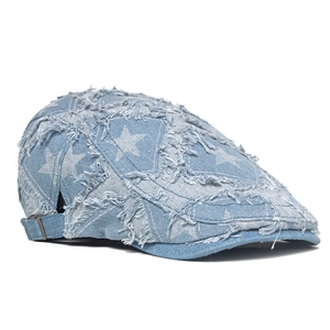 Détail de la casquette plate en jean usé avec imprimé étoile et boucle en métal