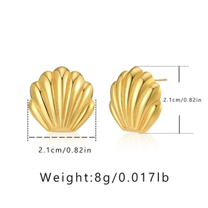Dettaglio di orecchini a conchiglia placcati in oro 18K, misura 2,1cm e peso totale di 8g
