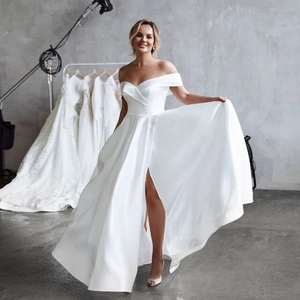 Élégante robe de mariée blanche en satin à épaules dénudées avec fente et décolleté chic