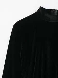 Détail de la robe en velours noir à col montant avec fermeture éclair au dos
