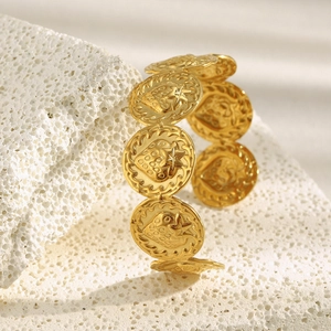 Détail d'un jonc ouvert plaqué or 18 carats avec relief fraise sur pierre