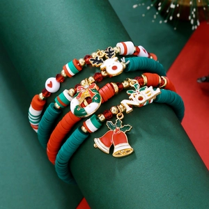Détail d'un lot de 4 bracelets de Noël en perles d'argile polymère rouges et vertes
