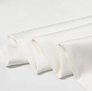 Détail du tissu en sergé blanc avec lumière douce et structure de pli élégante