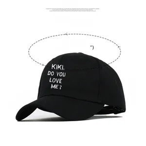 Détail de la broderie KIKI DO YOU LOVE ME sur casquette en coton noir avec mesures