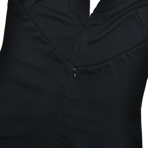 Détail d'une fermeture éclair invisible en forme de goutte sur une robe noire chic