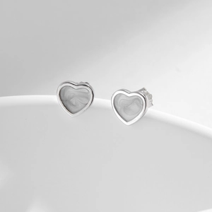 Orecchini a cuore in argento S925 con intarsio in marmo grigio su base bianca