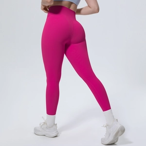 Detail der hoch taillierten rosa Yoga-Leggings mit Scrunch-Butt-Lift-Design