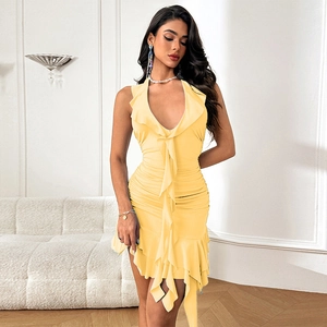 Κομψό κίτρινο αμάνικο φόρεμα με βολάν και λαιμόκοψη halter με λεπτομέρεια εφαρμογής