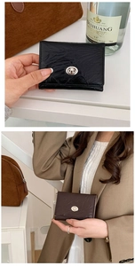 Détail du portefeuille en cuir plissé avec fermoir en métal en noir et marron
