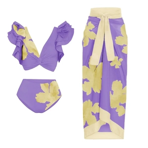 Vista piatta del set bikini floreale tre pezzi con slip a vita alta e pareo coordinato