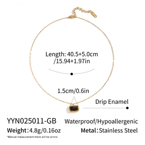Détail d'un collier en acier doré avec pendentif en émail noir et données de dimensions