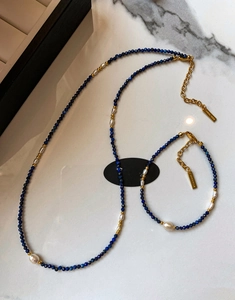 Détail de l'ensemble collier en perles et pierres bleues avec fermoir doré