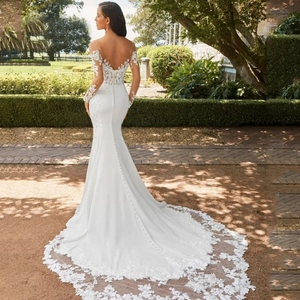 Elegantes schulterfreies Meerjungfrau-Hochzeitskleid mit langen Ärmeln und Schleppe