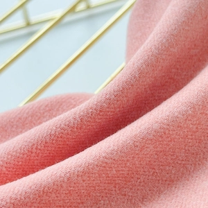 Primer plano de tela de forro polar térmico rosa suave con textura gruesa y afelpada