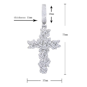 Dimensions du pendentif croix argentée affichant 75mm de hauteur et 11mm d'épaisseur