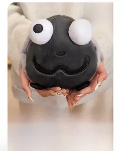 Détail de la peluche mouche montrant le tissu gris doux et les grands yeux ronds