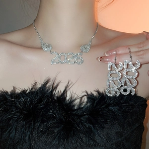 Dettaglio del set collana con pendente 2026 argento e orecchini ad ala con strass
