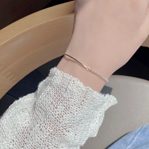 Detail of S925 silver bracelet featuring a mix of smooth bars and bead chain on wrist
