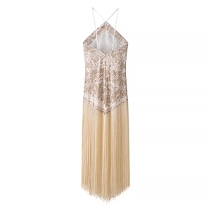 Détail de robe dos nu avec imprimé floral beige et longues franges sur le bas de robe