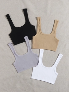 Mise à plat de quatre hauts de yoga côtelés sans couture en noir, kaki, gris et blanc