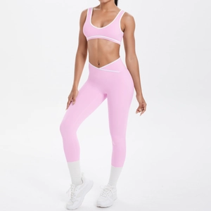 Detail des rosa Yoga-Sets mit Kontrastpaspeln und V-förmiger Cross-Waist-Leggings