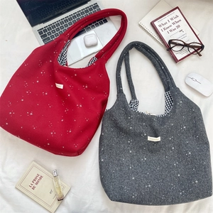 Vue à plat de sacs cabas à paillettes étoiles avec doublure Vichy et accessoires