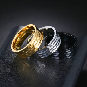 Anelli da uomo 8mm in acciaio al titanio con trama martellata nei colori oro, argento e nero