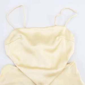 Haut élégant en satin jaune pâle à fines bretelles avec une finition soyeuse chic