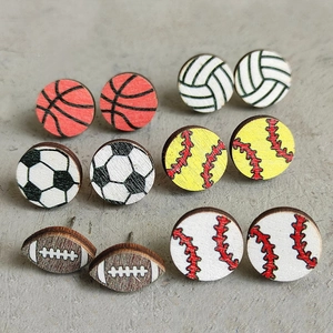 Set di 5 paia di orecchini sportivi in legno con motivi di basket calcio e rugby