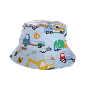 Dettaglio del cappello da sole azzurro per bambini con stampe di veicoli a cartoni animati