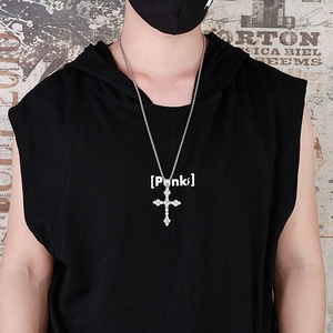 Détail du collier hip-hop en acier inoxydable avec croix sertie de strass blancs