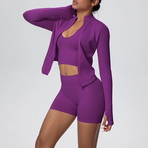 Détail de l'ensemble fitness violet côtelé avec veste zippée et manches à passe-pouce
