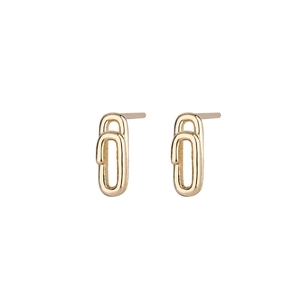 Detailansicht goldener Büroklammer-Ohrstecker mit polierter geometrischer Metalloberfläche