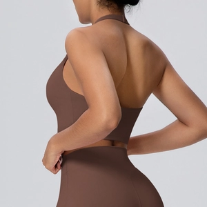 Vista posteriore del reggiseno yoga marrone con design racerback e finitura opaca