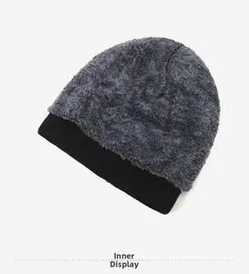 Dettaglio della spessa fodera in pile grigio e del bordo in maglia nera del berretto invernale