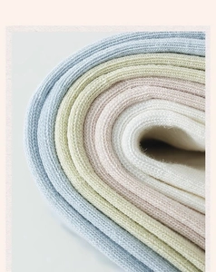 Makro-Detail von gerippten Yoga-Socken aus Baumwolle mit Pastellfarben und Textur