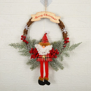 Rustikaler Weihnachtskranz mit Weihnachtsmann-Puppe, roten Beeren und Merry Christmas Schild