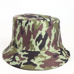 Détail du chapeau bob camouflage forêt avec coutures renforcées sur le bord large