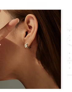 Gros plan d'une boucle d'oreille en argent doré de 6,5 mm avec une pierre ronde