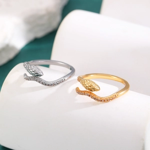 Modische schlangenförmige Ringe in Gold und Silber mit funkelnden Zirkoniasteinen