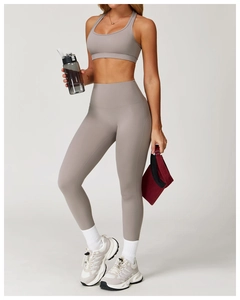 Detail der High-Waist-Yoga-Leggings und des Sport-BHs in Taupe mit Flachnähten