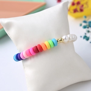Detailaufnahme von Regenbogen-Heishi-Perlen und Süßwasserperlen Armband mit Goldakzent