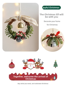 Nahaufnahme von Weihnachtskranz und Metallglocke mit Tannennadeln und roten Beeren