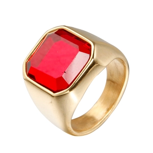Bague vintage en acier titane doré ornée d'une grande pierre rouge rectangulaire
