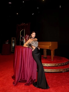 Gros plan du bustier en dentelle noire et robe longue en satin avec détails métallisés