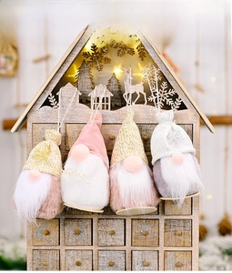 Vierer-Set Plüsch-Weihnachtswichtel an einem Holz-Adventskalender für festliche Deko
