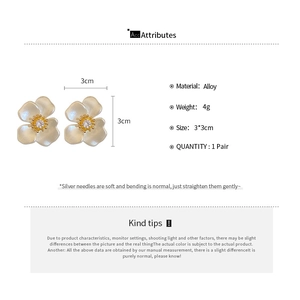 Detailed spec sheet showing 3x3cm flower stud earrings with alloy material and silver pin